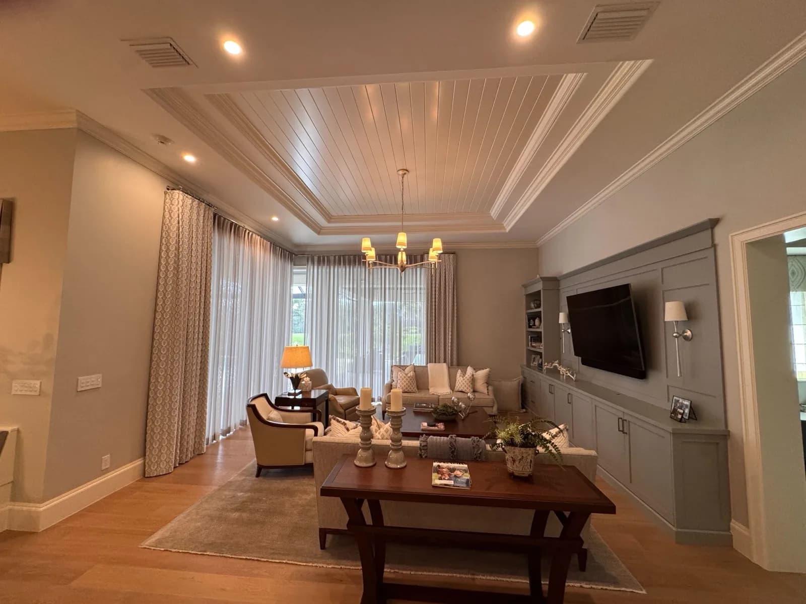 Living room with a painted tray ceiling and crown moulding
